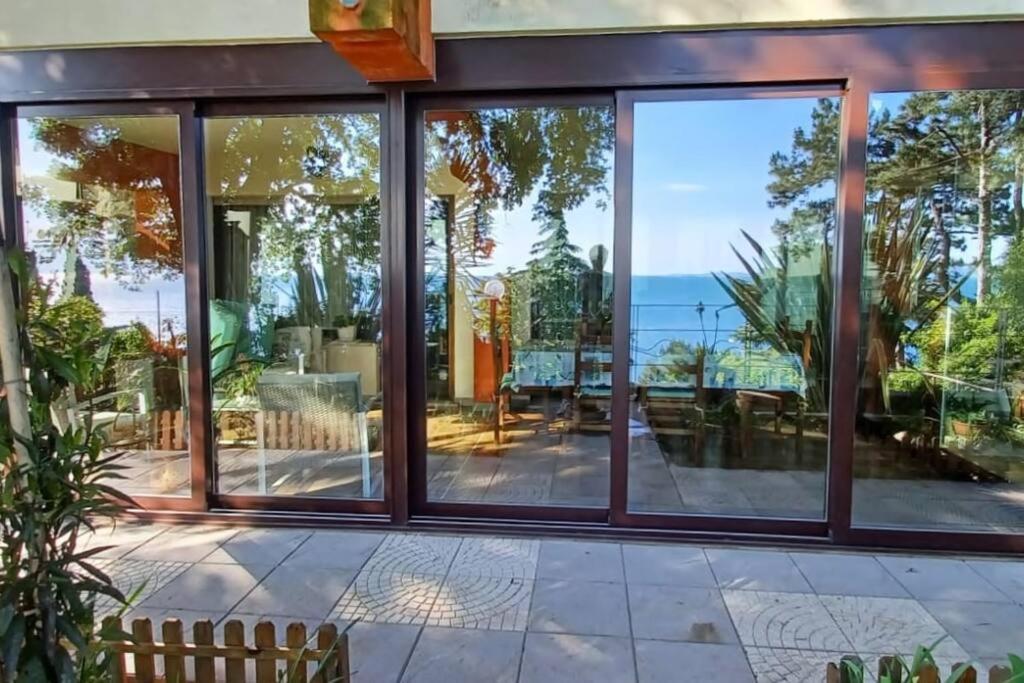 Brezza Marina - Appartamento In Villa Fronte Mare Trieste Exteriör bild